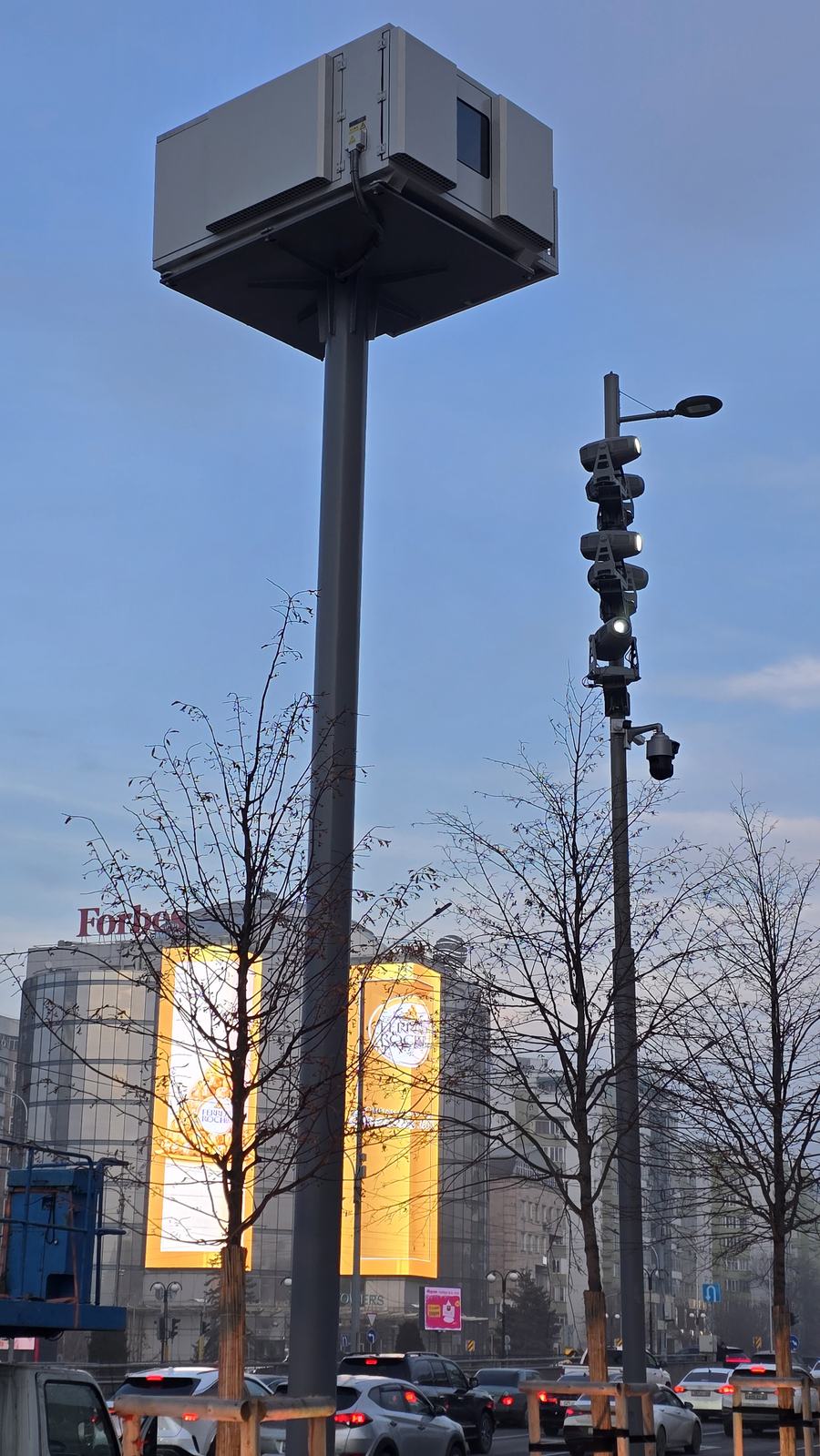 Проекционная мачта с термобоксом напротив Almaty Museum of Arts зимним вечером