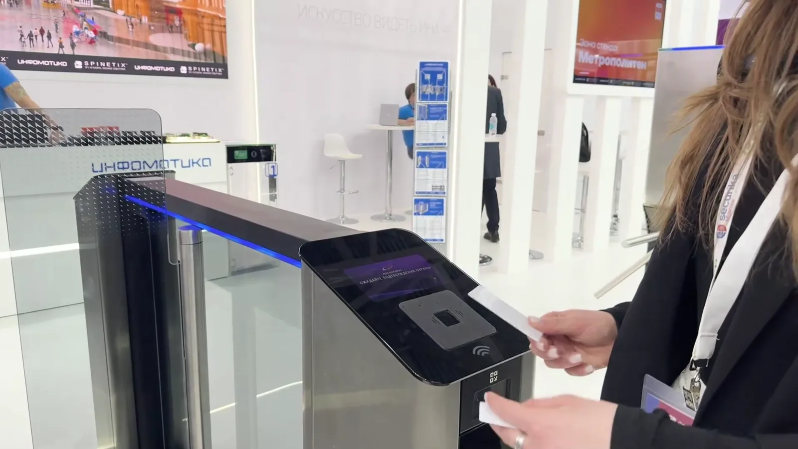 Посетитель прикладывает карту к смарт-турникету Flagman Lite в зоне бизнес-центра