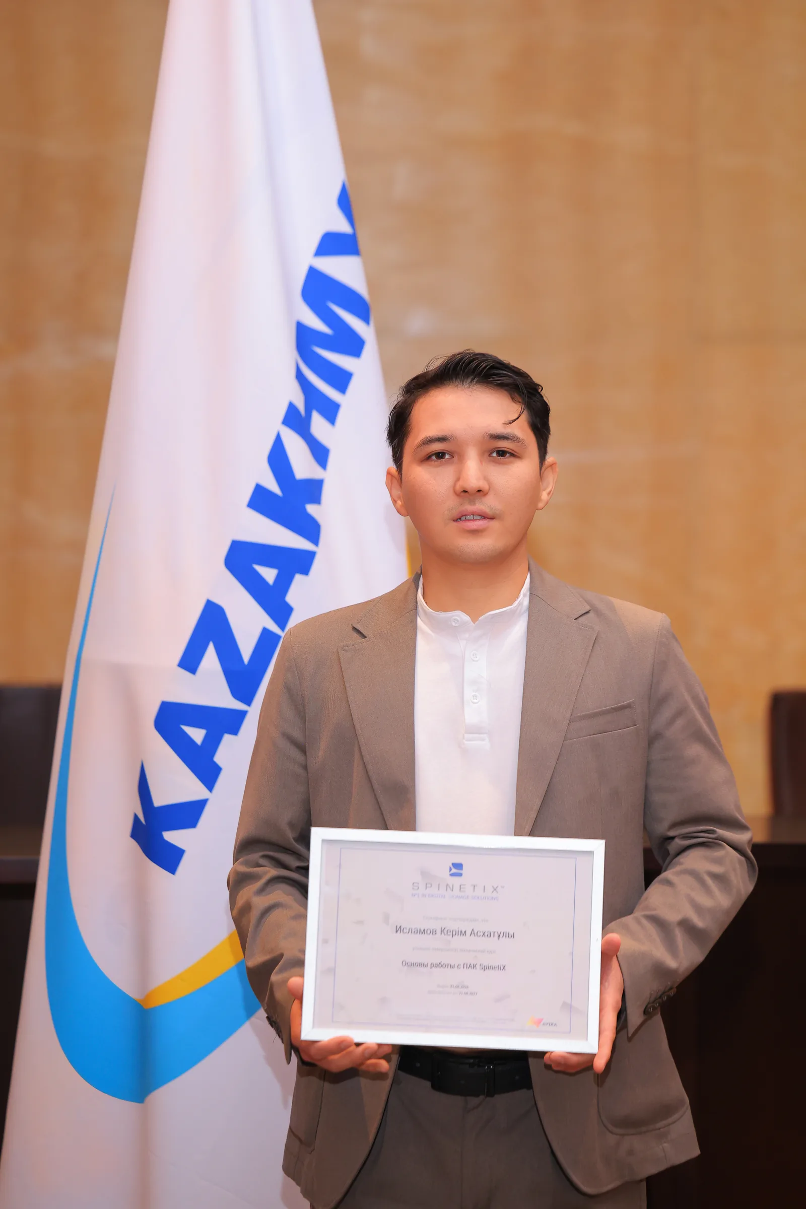 Керім Исламов с сертификатом о прохождении обучения
