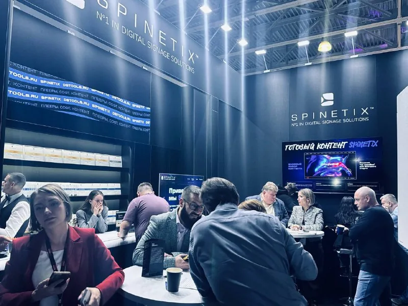 Переговоры за столами на стенде SpinetiX, LAT 2025